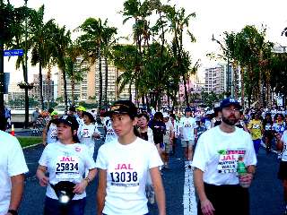 Nach 8 Kilometern fhrt der Kurs am Strand von Waikiki vorbei