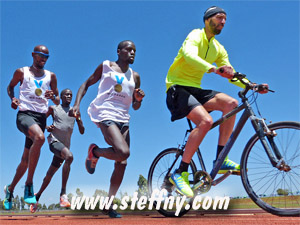 Mo Farah mit Tempomachern in Iten