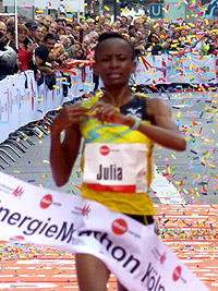 Die wegen Dopings gesperrte Siegerin Julia Mumbi beim Kln Marathon