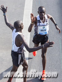 Emmanuel Mutai begruet von Dennis Kimetto